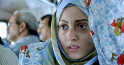 كيف نعيش يومنا دون أن نحمل همّ الطريق؟ هكذا تواجه فتيات مصر الخوف يومياً