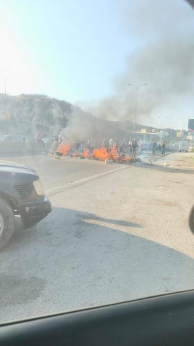 بالفيديو والصور ـ العسكريون المتقاعدون يقطعون أوتوستراد المدفون