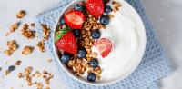 Oatmeal with Greek yogurt and strawberries Oats with Greek yogurt and strawberries