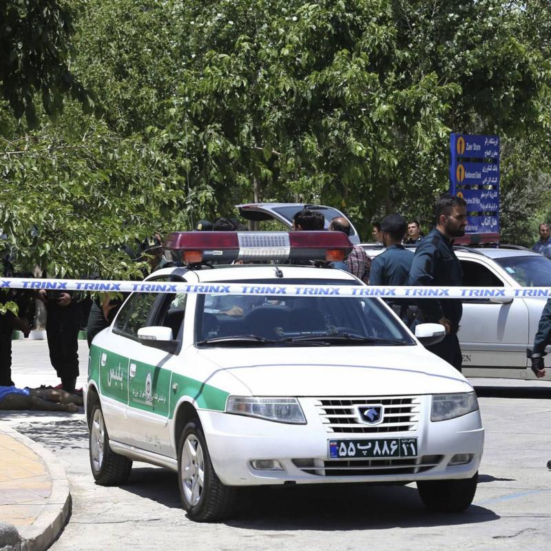 مقتل ضابط إيراني وإصابة زوجته في هجوم مسلح