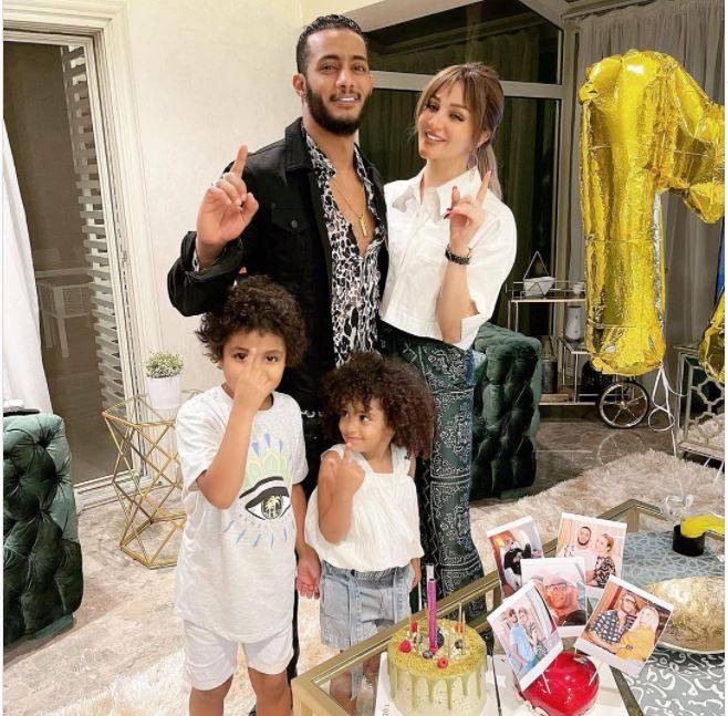محمد رمضان يرافق عائلته على متن طائرة خاصة!