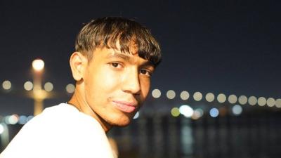أب عراقي يتهم شركات النفط بإصابة ابنه بالسرطان