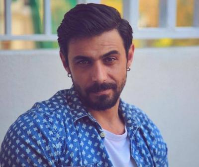 بعد الإفراج عنه..وسام فارس: إنت هدية من السما