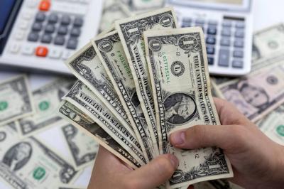 الدولار إلى أعلى مستوى في أسبوعين