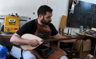 الرزق خارج حدود التخصص.. مهندس لبناني مثالا