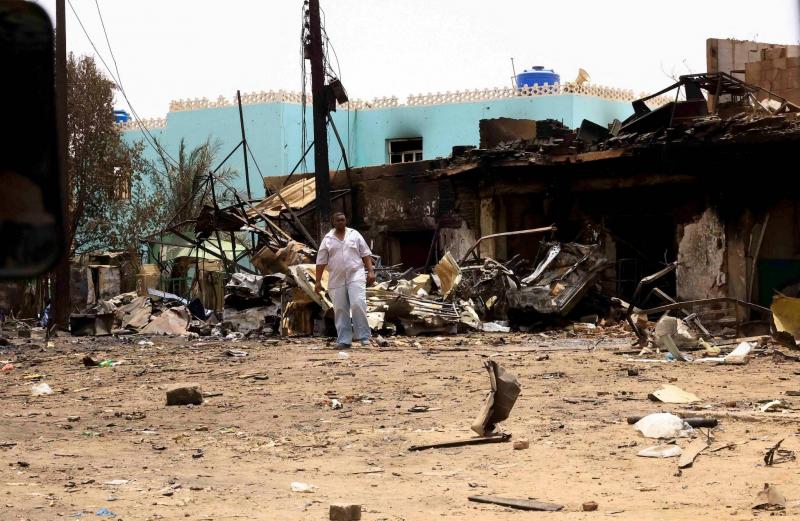 ضربات جوية وأعمال نهب في الخرطوم مع استمرار محادثات الهدنة في جدة