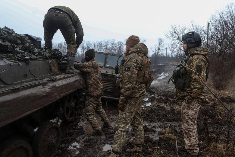 قائد القوات البرية الأوكرانية: التقدم في باخموت أول نجاح والدفاع مستمر