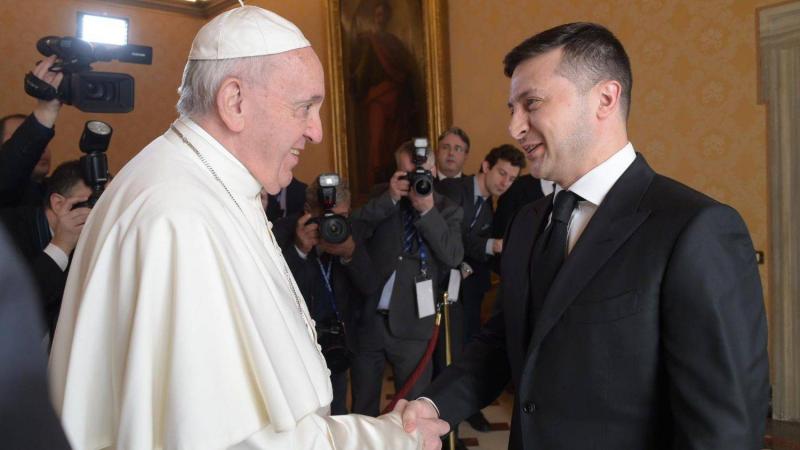 زيلينسكي يصل إلى إيطاليا لإجراء محادثات مع البابا فرنسيس