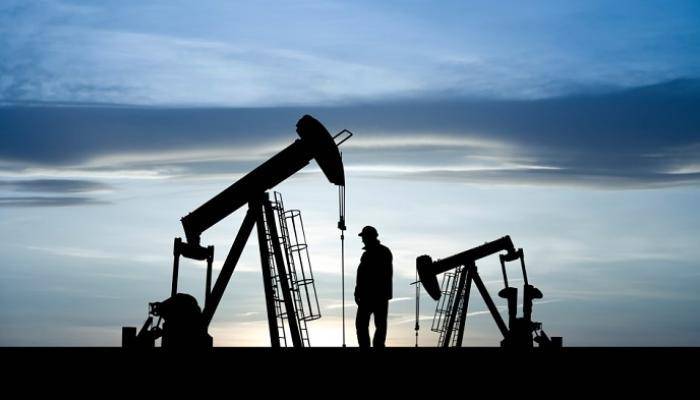 ارتفاع أسعار النفط وسط تباطؤ في عودة إنتاج الخام