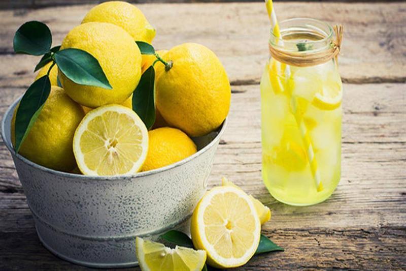الفوائد الرائعة التي نحصل عليها من شرب ماء الليمون
