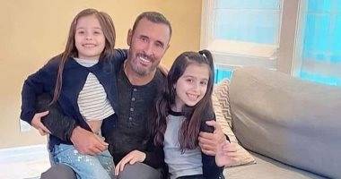 كاظم الساهر يجذب الأنظار في صورة تجمعه مع أحفاده.