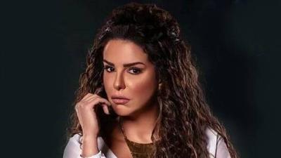 دنيا عبد العزيز تطلّ في 