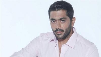 أحمد فلوكس يرفق صورته بتعليق غامض وساخر