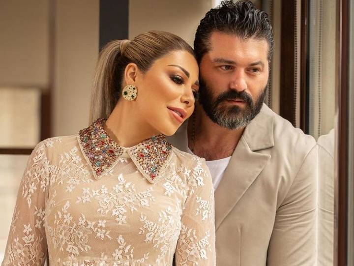 يزن السيد يعايد زوجته في عيد الحب برسالة رومانسية والأخيرة تعلق بقلب أحمر فقط