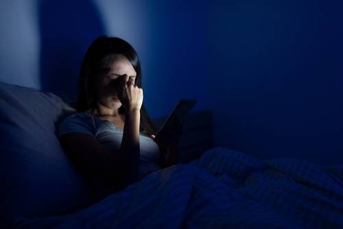 حافظ دوماً على مسافة كافية بينك وبين هاتفك الذكي أثناء النوم لتجنب أضراره