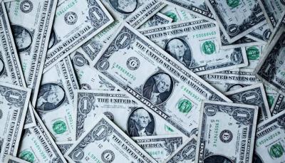 الدولار يتراجع مع تعثّر مفاوضات سقف الدين الأميركي
