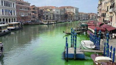 مياه البندقية تتحول إلى الأخضر الفاقع.. والسبب مجهول