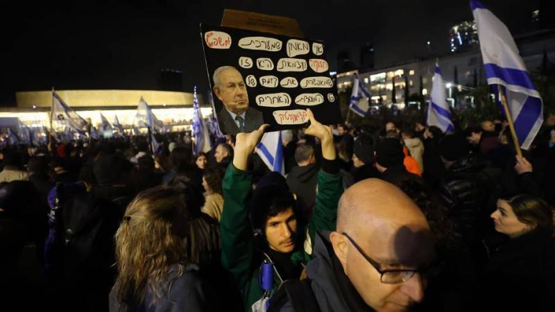 عشرات الآلاف يحتجون على التعديلات القضائية المزمعة في إسرائيل