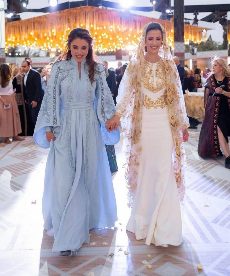 الملكة رانيا تنشر صورا من حفل حناء خطيبة ولي العهد