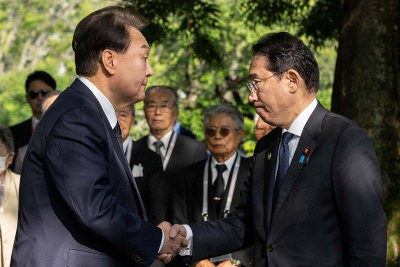 رئيس كوريا الجنوبية يشكر رئيس وزراء اليابان على جهوده لإصلاح العلاقات