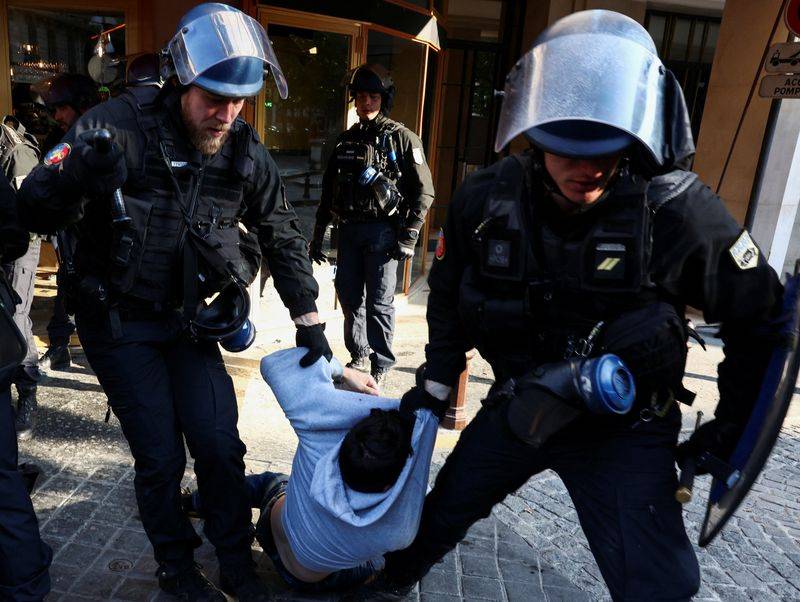 الشرطة الفرنسية تشتبك مع نشطاء المناخ