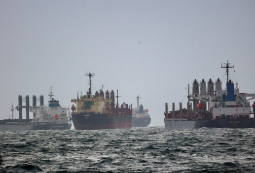 أوكرانيا: روسيا لا تسمح بدخول السفن الى ميناء بيفديني