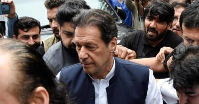 عمران خان يدعو لمحادثات تمنع المواجهة مع الجيش