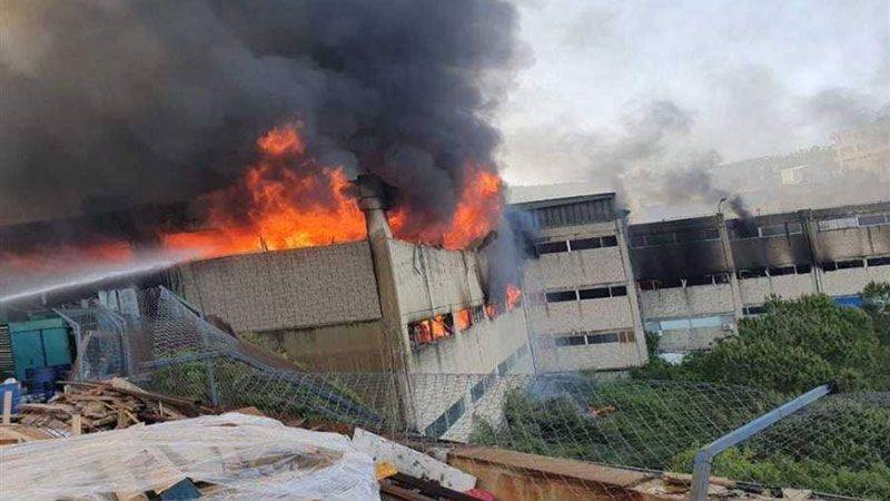 بالفيديو...حريق كبير في معمل إسفنج في جبيل