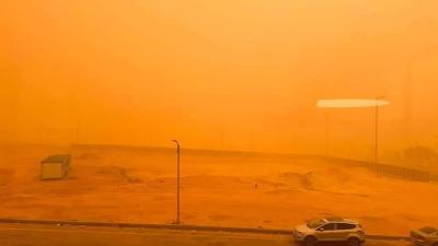 عاصفة رملية ضخمة تضرب مصر