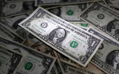 الدولار يتراجع مع توقعات بعدم رفع الفائدة الأميركية هذا الشهر