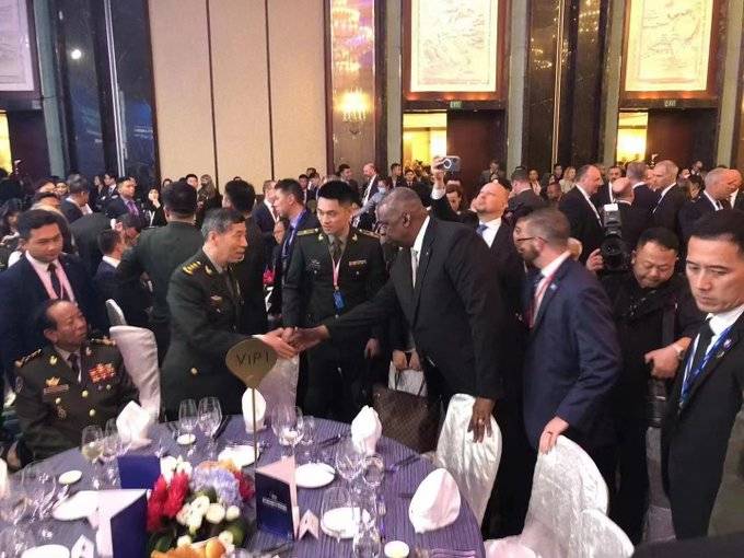 وزيرا دفاع أميركا والصين يتصافحان في سنغافورة