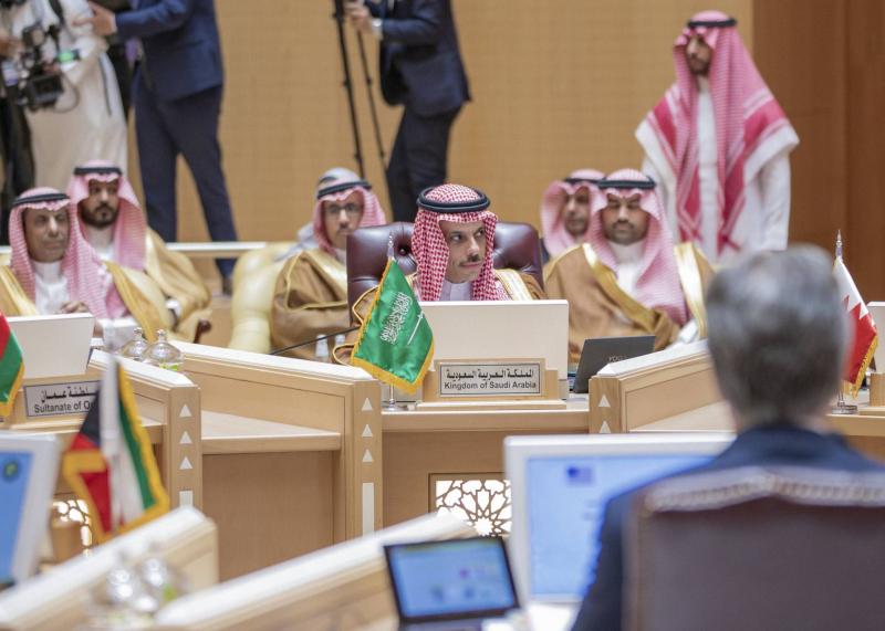 الأمير بن فرحان يبحث القضايا الإقليمية مع نظرائه الخليجيين والأميركيين