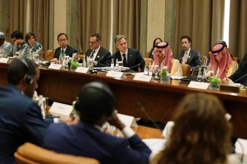 هل تخفّض زيارة بلينكن توتر العلاقات الأميركية السعودية؟
