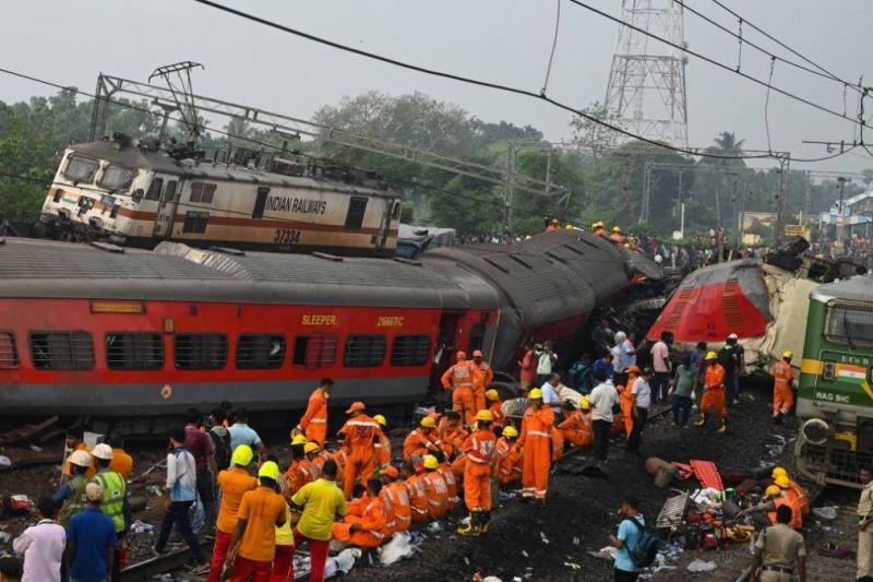 بعد تصادم القطارات.. السلطات الهندية تختتم عمليات الإنقاذ