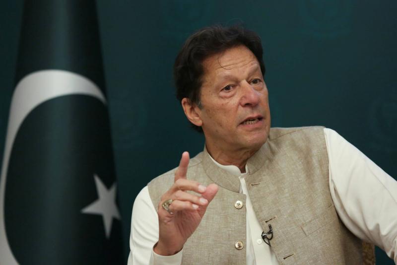 عمران خان يقدم التماسات أمام محاكم باكستانية