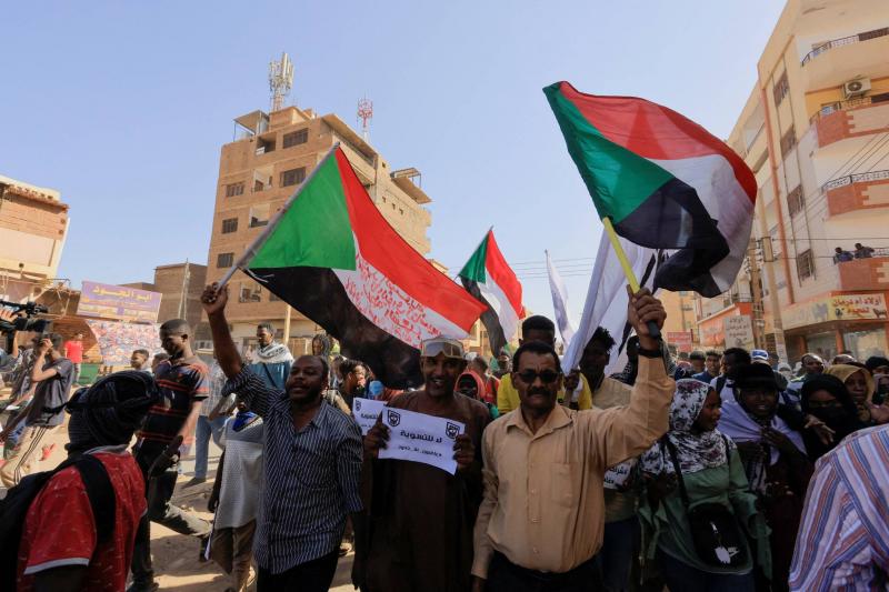 الجيش السوداني يعلق مشاركته.. وقوات الدعم تسقط سوخوي