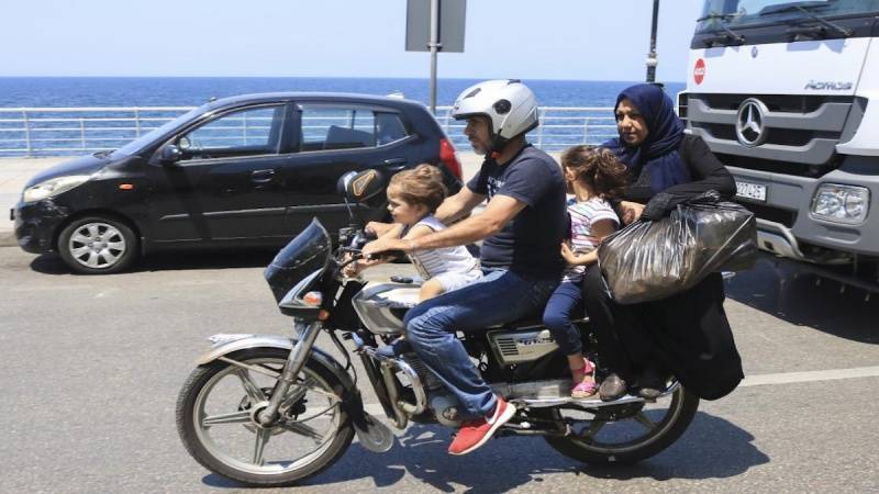الداخلية اللبنانية تمنع ركوب الأولاد خلف سائق الدراجة