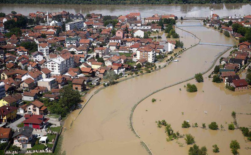 إجلاء عشرات السكان في صربيا والبوسنة بسبب الفيضانات