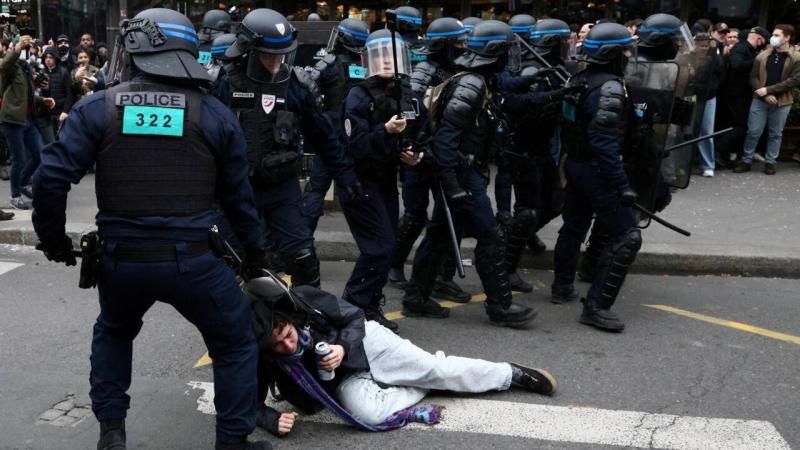 إصابة 12 شرطيا فرنسيا في اشتباكات مع متظاهرين
