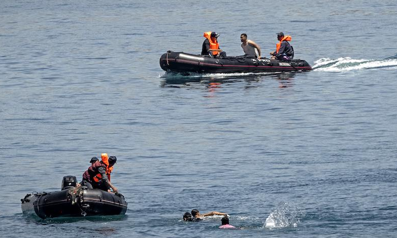 وفاة طفل وإنقاذ 24 شخصاً جراء غرق زورق كان متجهاً لجزر الكناري