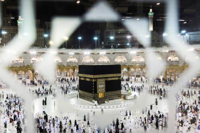 حجاج بيت الله الحرام يؤدون 