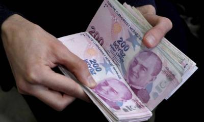 الليرة التركية تهوي لمستوى قياسي بعد رفع سعر الفائدة