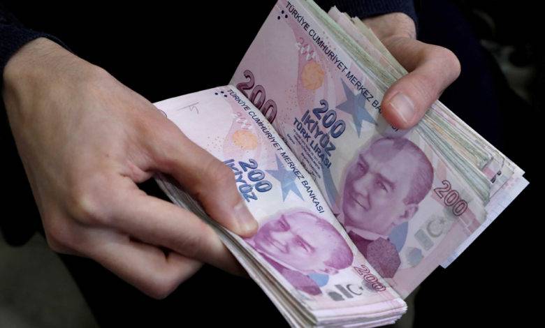 الليرة التركية تهوي لمستوى قياسي بعد رفع سعر الفائدة