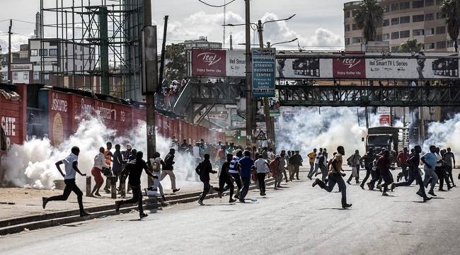 شرطة كينيا تطلق الغاز المسيل للدموع لتفريق المتظاهرين