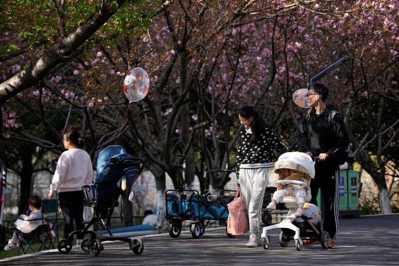 أكبر وكالة سفر صينية تخصّص لموظفيها مليار يوان لإنجاب أطفال