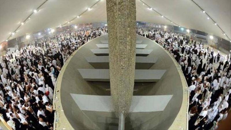 الحجاج يرمون الجمرات.. والمناسك إلى نهايتها