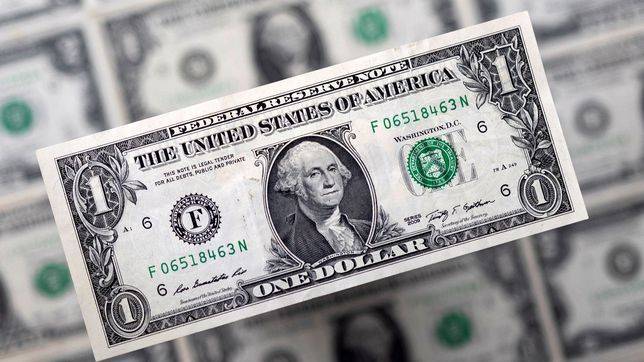 الدولار ينخفض بعد التباطؤ المفاجئ للتضخم في أميركا