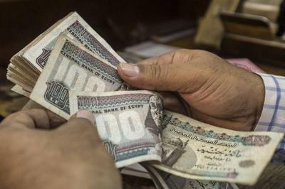 مصر تزيد المعروض النقدي.. وتغامر بالتضخم