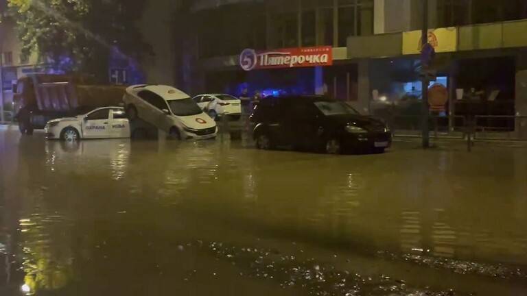 السيول تجرف عشرات السيارات في مدينة سوتشي الروسية