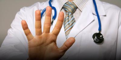 الإعتداء على طبيب في مستشفى المنارة.. وبخاش يستنكر